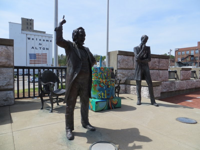 lincolndouglasdebatestatue.jpg